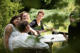 Am Burghof Personen musizieren im Garten